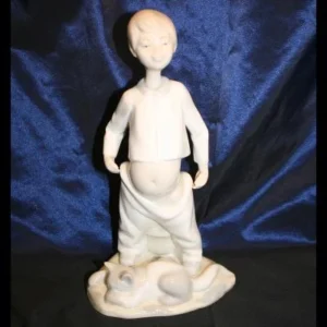 Beeldje van een Jongen in pyama met een poes